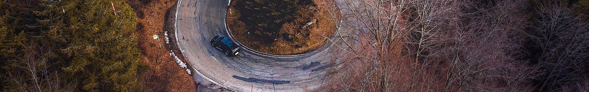 Serpentine durch ein Waldstück von oben gesehen